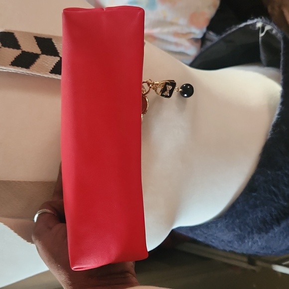 CHANEL MAKEUP POUCH RESERVED - Picture 5 of 5